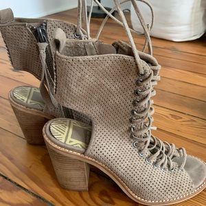 SANDAL SALE!! Beautiful lace up ankle sandals - perfect for any event!🌼